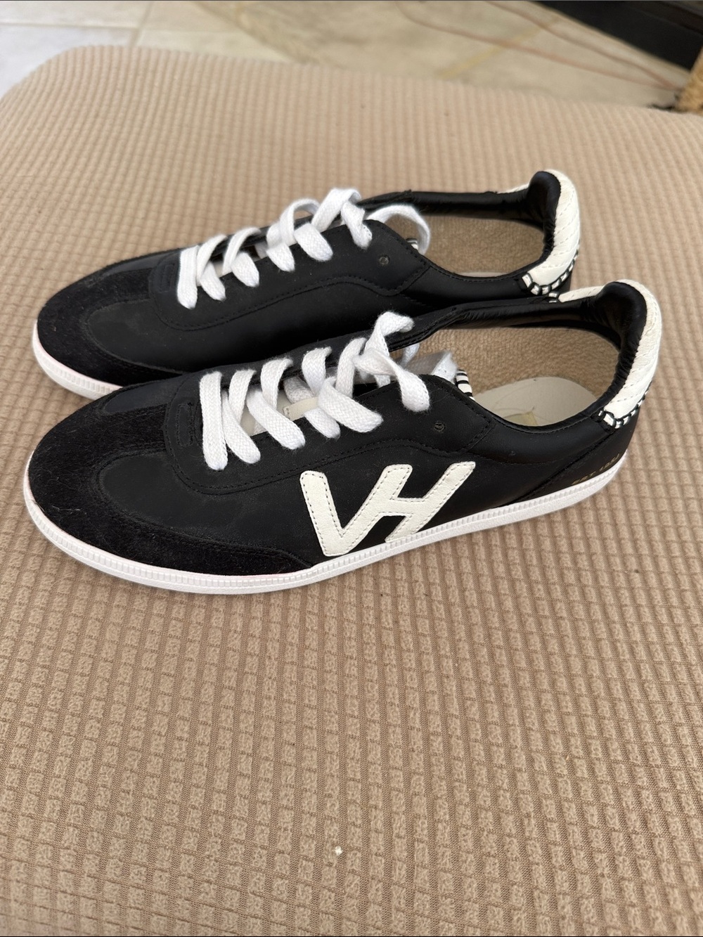 Vintage Havana Size 8.5 “Crisp 5” Leather/Synthetic Black Sneaker /White Accents